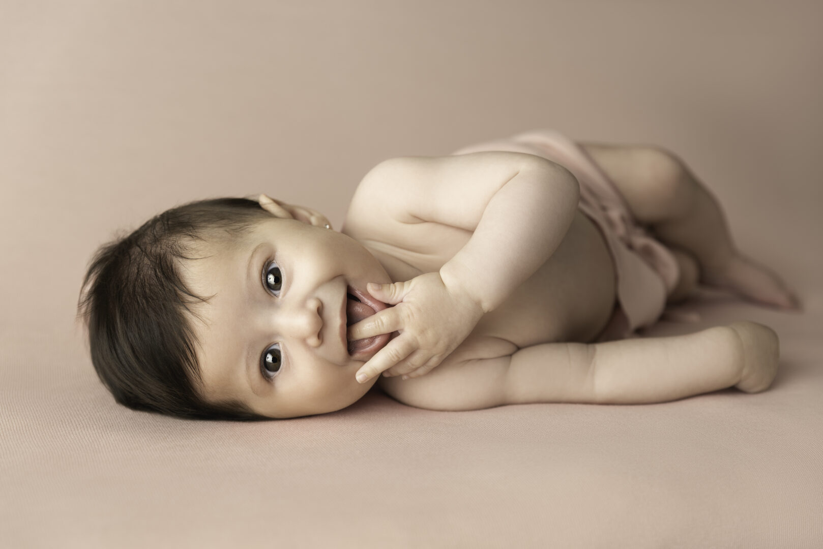 Fotografía de bebé en Cervelló. Fotografía infantil de meses. Fotografía de bebé 4 meses. Seguimiento del primer añito del bebé. Smash cake bebé.